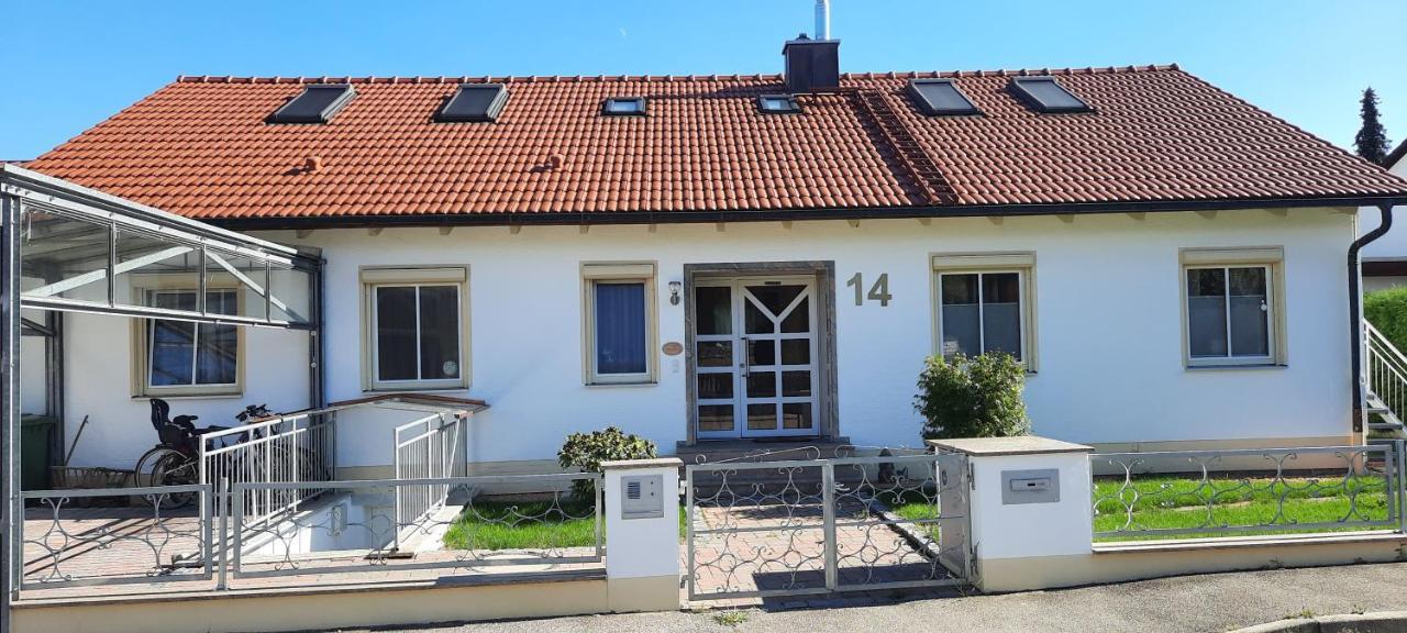 Helle Souterrainwohnung Naehe Flughafen, Landshut Und Muenchen 1 Bis 5 Personen Bruckberg Luaran gambar